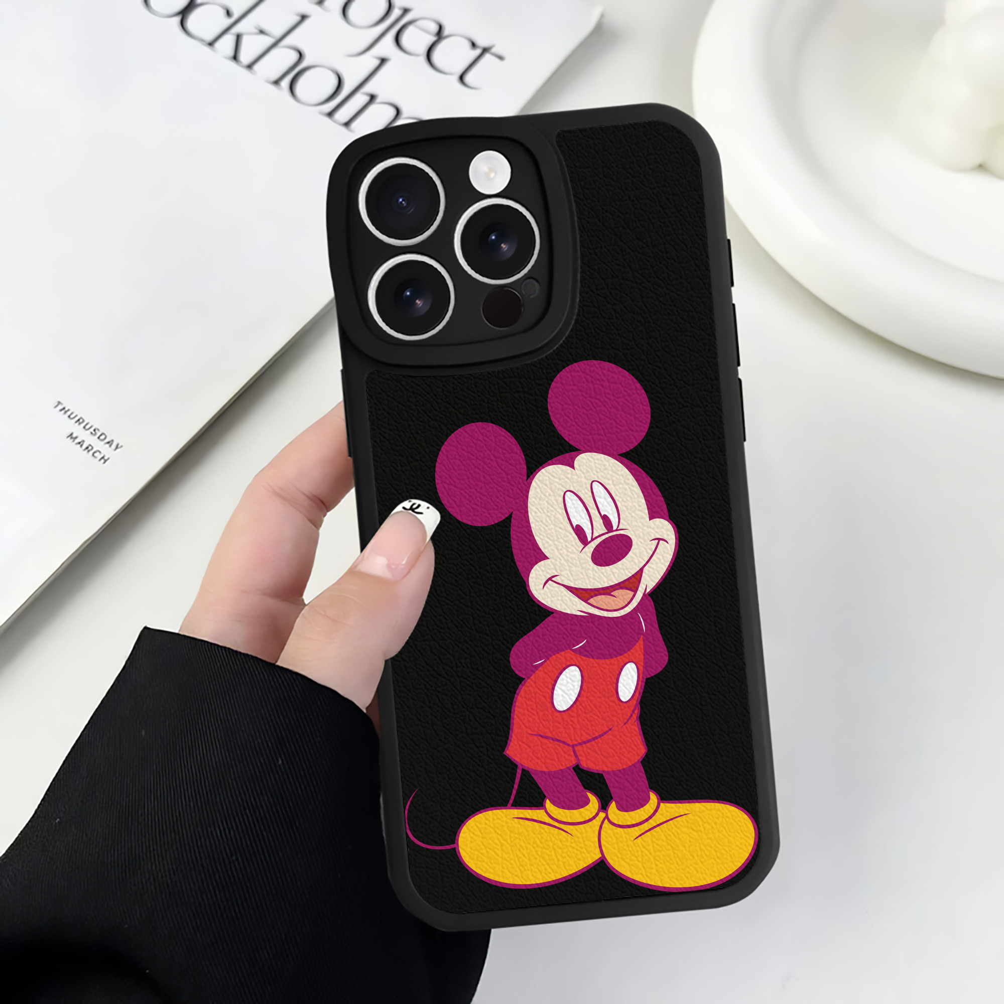 （画像用） ミッキーマウス Mickey Mouse 【iPhone 16シリーズ対応】シリコンスマホケース（レザー調） 材質：シリコン